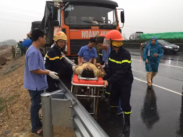 Các lực lượng tham gia CNCH cẩn thận đưa nạn nhân bị thương ra ngoài