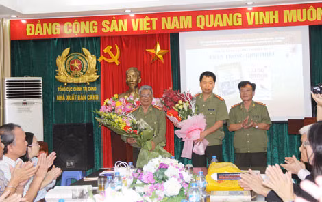 Đại tá, nhà văn Nguyễn Hồng Thái, Giám đốc NXB CAND tặng hoa Đại tá, nhà văn Đặng Vương Hưng và Đại tá Nguyễn Ích Chung, Phó Ban liên lạc cán bộ Công an chi viện cho miền Nam . Đại tá, nhà văn Nguyễn Hồng Thái, Giám đốc NXB CAND tặng hoa Đại tá, nhà văn Đặng Vương Hưng và Đại tá Nguyễn Ích Chung, Phó Ban liên lạc cán bộ Công an chi viện cho miền Nam .