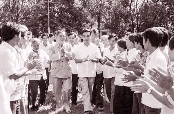 Tổng Bí thư Nguyễn Văn Linh đến thăm nông trường Tam Đảo ngày 4/9/1987. Ảnh: TTXVN.