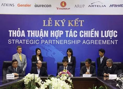 Đại diện Vingroup và các đối tác tại lễ ký kết tại Hà Nội.