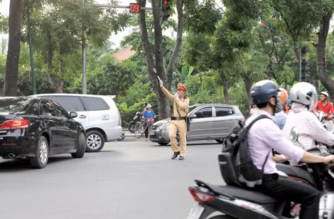 Cảnh sát Giao thông Công an Hà Nội làm nhiệm vụ tại một nút giao thông. Ảnh: Thiện Hoàng.
