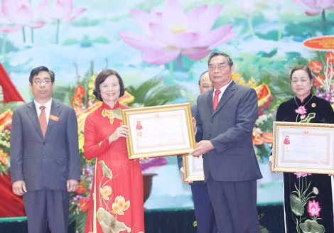 Đồng chí Lê Hồng Anh, Ủy viên Bộ Chính trị, Thường trực Ban Bí thư trao Huân chương tặng Ban Dân vận Trung ương. Ảnh: TTXVN Đồng chí Lê Hồng Anh, Ủy viên Bộ Chính trị, Thường trực Ban Bí thư trao Huân chương tặng Ban Dân vận Trung ương. Ảnh: TTXVN