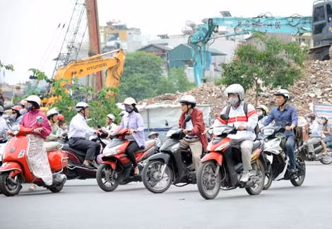Việc thu phí đường bộ đối với xe máy đang gặp một số khó khăn, bất cập. Ảnh: Xuân Trường.