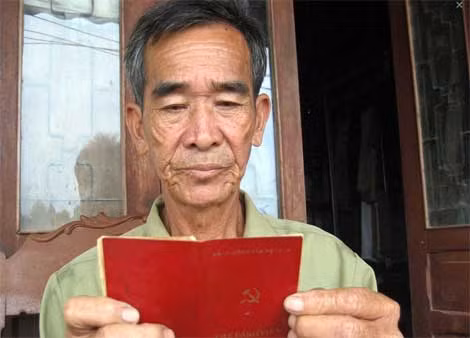 Ông Nguyễn Văn Chớm với chiếc thẻ đảng được ông trân trọng cất giữ gần 40 năm qua.