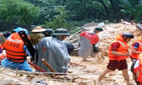 Lực lượng Công an tham gia tìm kiếm thi thể các nạn nhân trong vụ sạt lở đất tại tổ 44, khu 4, phường Cao Thắng, TP Hạ Long.
