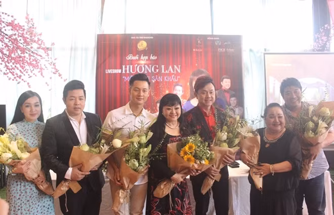 Nghệ sĩ Hương Lan tặng hoa cảm ơn các nghệ sĩ, ca sĩ khách mời sẽ tham gia chương trình.