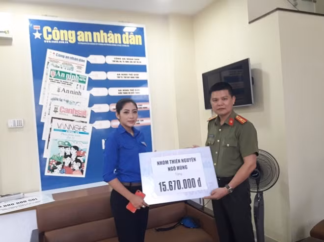 Hoa hậu Đặng Thu Thảo trao các số tiền cho Thiếu tá Nguyễn Văn Bình, Phó Trưởng Đại diện Báo CAND tại TP Hồ Chí Minh.