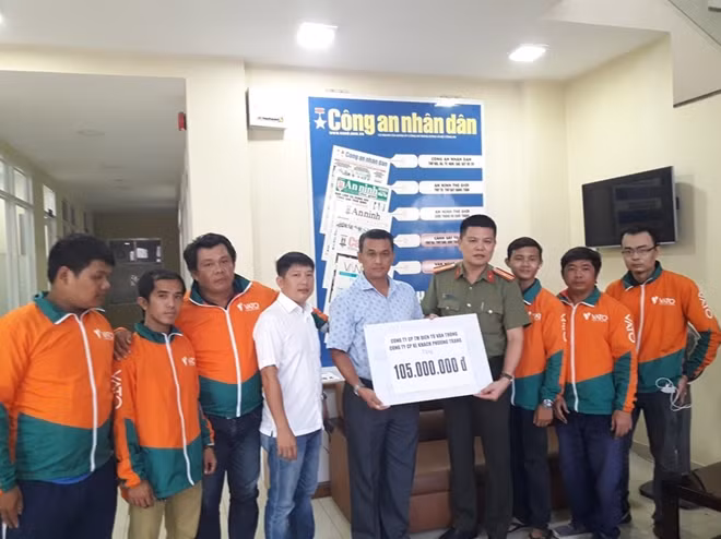 Ông Đặng Trọng Hiền cùng đại diện Công ty CP TM điện tử Vận Thông - Vato trao số tiền 105 triệu đồng.
