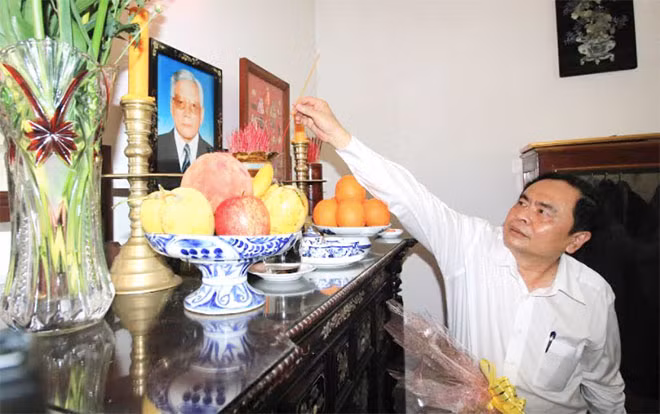 Chủ tịch Trần Thanh Mẫn, thắp hương cụ Huỳnh Cương, nhân lễ Sene Đôlta.