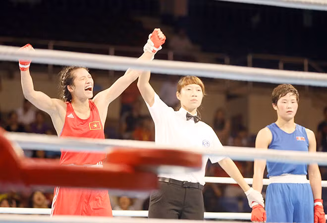 Nguyễn Thị Tâm (trái) đăng quang ở Giải Boxing nữ Châu Á 2017.