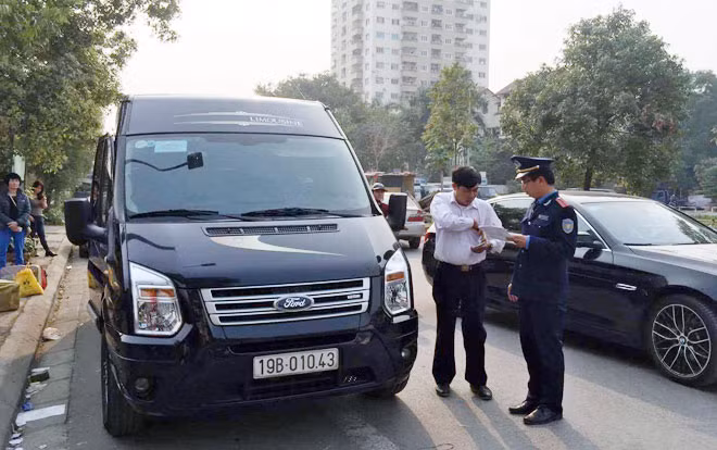Lực lượng Thanh tra giao thông TP Hà Nội xử lý một trường hợp vi phạm chiều 2-3.