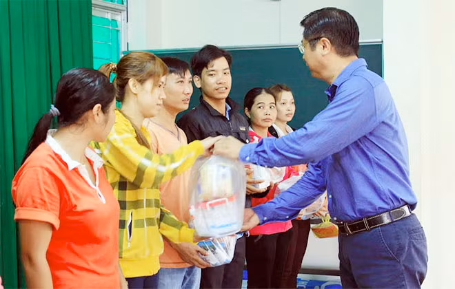 Ông Trương Quang Hoài Nam, Phó Chủ tịch UBND TP Cần Thơ trao quà cho công nhân của Công ty Kwong Lung – Meko.