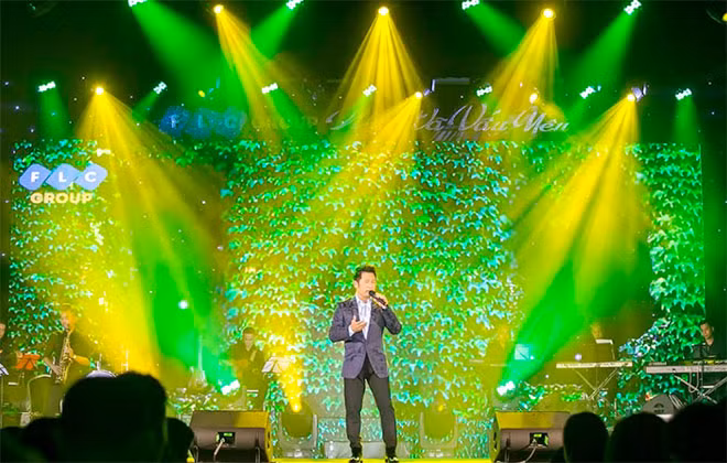 Bằng Kiều chiêu đãi khán giả những bản hit đỉnh cao như "Dấu tình sầu", "Phút cuối", "Thao thức vì em", "Để nhớ một thời ta đã yêu" và "Trái tim bên lề" - ca khúc được "bật mí" là đã giúp anh kiếm được rất nhiều tiền cho đến nay.