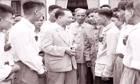Tổng Bí thư Trường Chinh thăm hỏi các chiến sĩ nông nghiệp tại Đại hội anh hùng, chiến sĩ thi đua công nông binh toàn quốc lần 2. Ảnh: TTXVN. Tổng Bí thư Trường Chinh thăm hỏi các chiến sĩ nông nghiệp tại Đại hội anh hùng, chiến sĩ thi đua công nông binh toàn quốc lần 2. Ảnh: TTXVN.