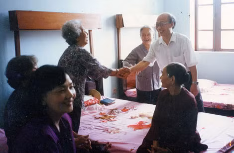 Tác giả cùng bà Võ Thị Thắng (phía trước bên trái) tới thăm đoàn cán bộ giao thông bí mật của J22 tại Trạm 66 Bộ Quốc phòng (5-1997). Tác giả cùng bà Võ Thị Thắng (phía trước bên trái) tới thăm đoàn cán bộ giao thông bí mật của J22 tại Trạm 66 Bộ Quốc phòng (5-1997).