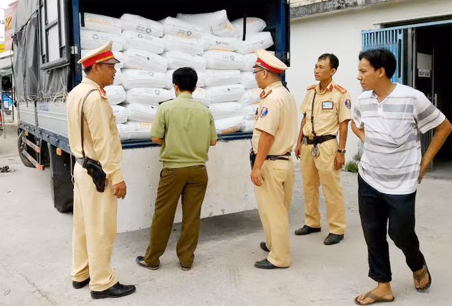 Xe tải chở hàng hóa do nước ngoài sản xuất nhưng không có hóa đơn chứng từ đầy đủ.