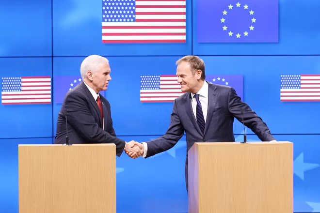Tân Phó Tổng thống Mỹ Mike Pence và Chủ tịch Hội đồng châu Âu Donald Tusk. Ảnh: Times.