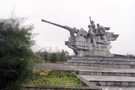 Tượng đài “C gái”.