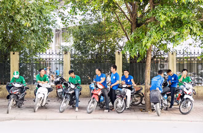Rất nhiều cử nhân ra trường không tìm được việc làm đổ xô đi làm xe ôm công nghệ hiện nay.