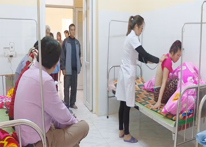 Bác sỹ thuộc Trung tâm Y tế huyện Yên Lập khám, kiểm tra sức khỏe cho chị Trịnh Thị Chính.