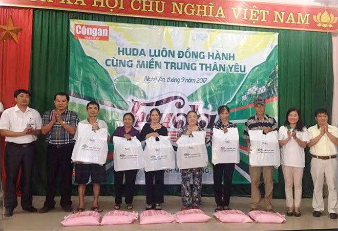 Đại diện Công ty TNHH Carlsberg Việt Nam trao quà cho người dân bị thiệt hại nặng nề do bão số 10 gây ra.
