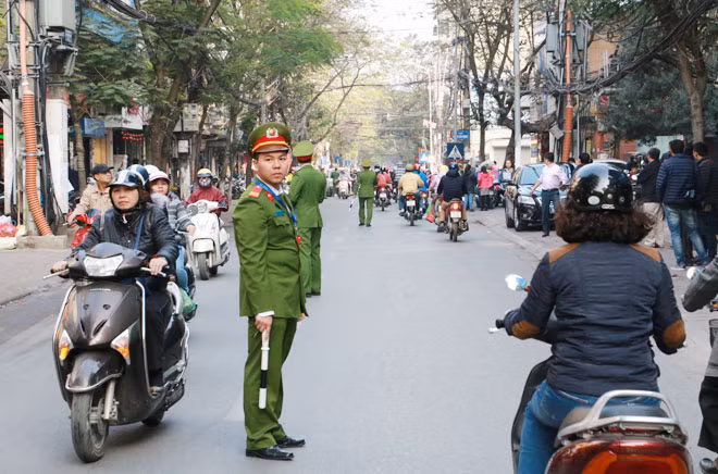 Nét đẹp ngày cận Tết trên đường phố Thủ đô. Nét đẹp ngày cận Tết trên đường phố Thủ đô.