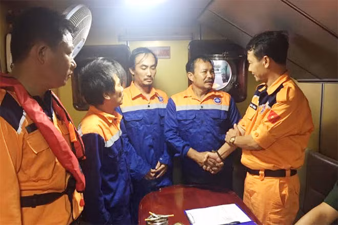 Ông Nguyễn Xuân Bình – Giám đốc Nha Trang MRCC động viên 3 ngư dân vừa được cứu nạn. Ông Nguyễn Xuân Bình – Giám đốc Nha Trang MRCC động viên 3 ngư dân vừa được cứu nạn.