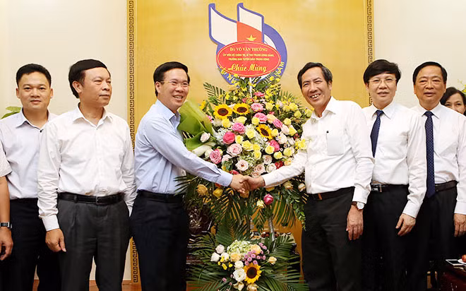 Đồng chí Võ Văn Thưởng, Ủy viên Bộ Chính trị, Bí thư Trung ương Đảng, Trưởng ban Tuyên giáo Trung ương chúc mừng Hội Nhà báo Việt Nam. Ảnh: TTXVN. Đồng chí Võ Văn Thưởng, Ủy viên Bộ Chính trị, Bí thư Trung ương Đảng, Trưởng ban Tuyên giáo Trung ương chúc mừng Hội Nhà báo Việt Nam. Ảnh: TTXVN.