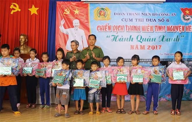 Tặng quà cho học sinh nghèo học giỏi.