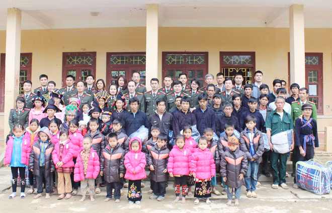 Đoàn công tác Học viện ANND thăm hỏi, tặng quà bà con bản Phiêng Hoi.