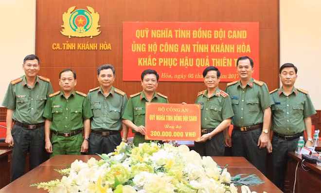 Thiếu tướng Phạm Xuân Bình trao tiền hỗ trợ 300 triệu đồng cho Công an Khánh Hòa.