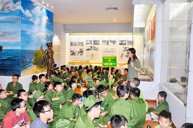 Các học sinh trong chương trình “Học làm chiến sỹ Công an” say sưa và thích thú với những câu chuyện kể lịch sử tại Bảo tàng CAND. Các học sinh trong chương trình “Học làm chiến sỹ Công an” say sưa và thích thú với những câu chuyện kể lịch sử tại Bảo tàng CAND.