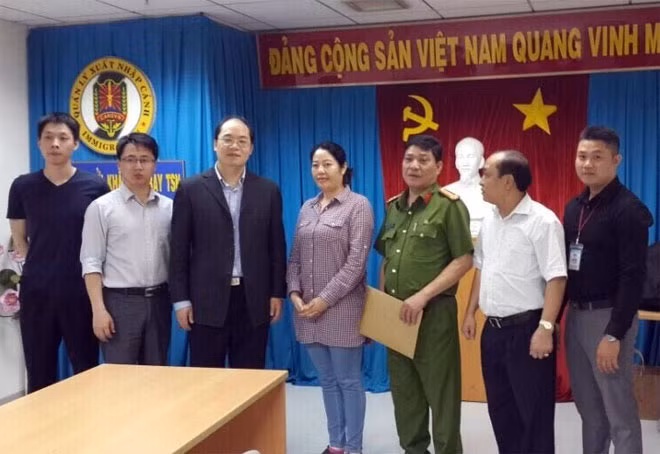 Công an Việt Nam bàn giao đối tượng truy nã Huang Lin Bin (nữ áo kẻ đứng giữa) cho lực lượng Công an Trung Quốc.