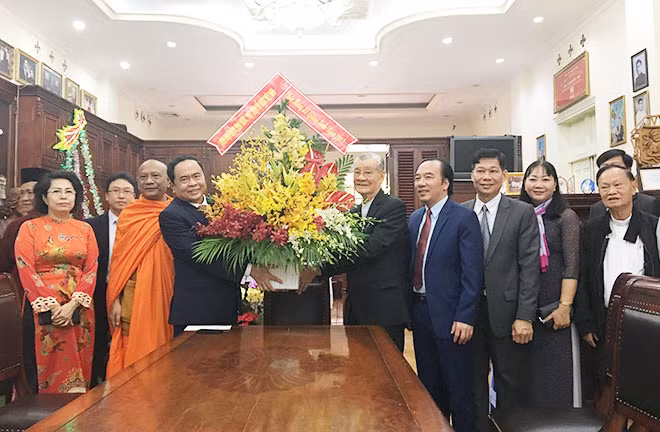Chủ tịch Ủy ban Trung ương MTTQ Việt Nam Trần Thanh Mẫn chúc mừng Hồng y Phạm Minh Mẫn, nguyên Tổng Giám mục Tổng Giáo phận TP HCM. Ảnh: TTXVN