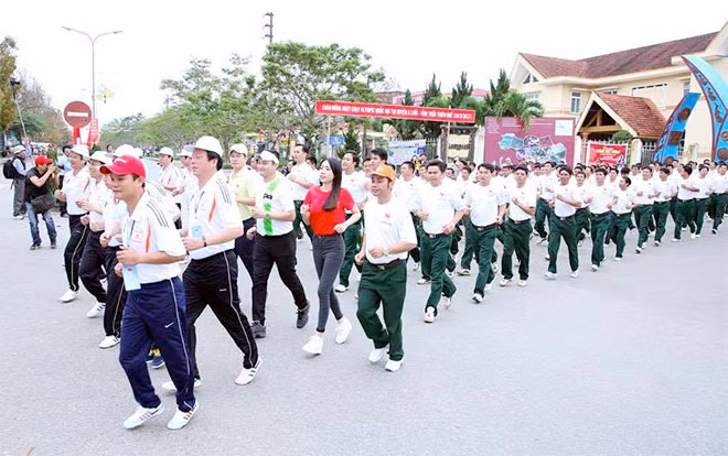 Á khôi doanh nhân 2014 Lê Ngọc Thanh cùng chạy với người dân.