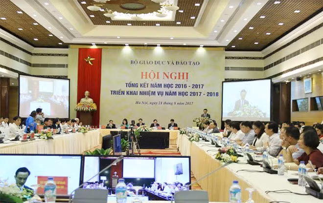 Phó Thủ tướng Vũ Đức Đam và các đại biểu dự Hội nghị triển khai nhiệm vụ năm học mới 2017-2018.