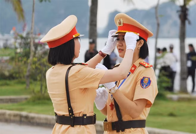 Sửa sang trang phục trước giờ làm nhiệm vụ. Sửa sang trang phục trước giờ làm nhiệm vụ.