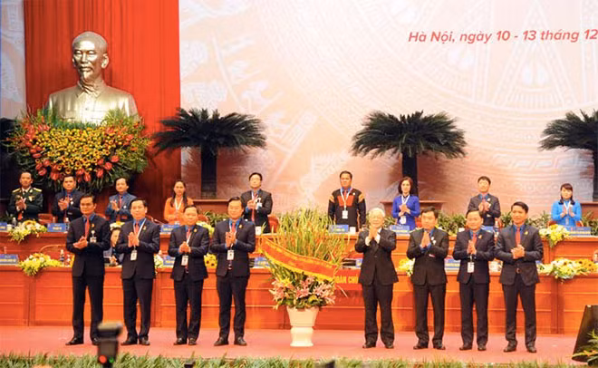 Tổng Bí thư Nguyễn Phú Trọng tặng lẵng hoa chúc mừng Đại hội.