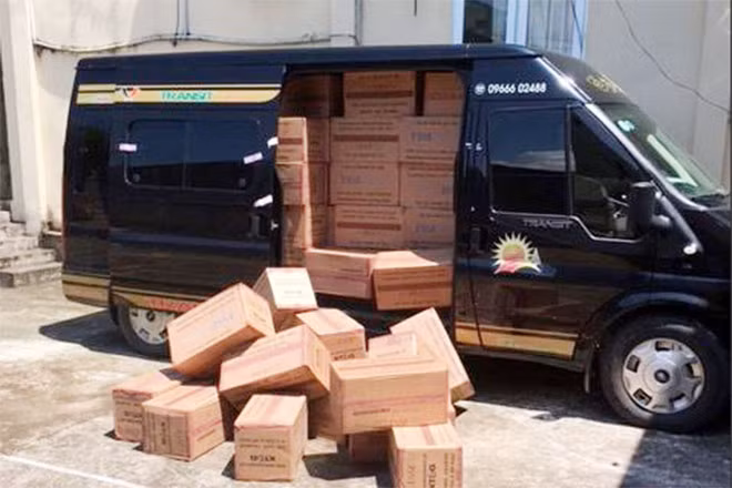 Phương tiện và tang vật thuốc lá thu giữ.