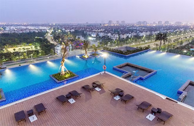 Cảnh quan cây xanh rộng 420m² tạo nên một ốc đảo yên bình trên cao giữa lòng phố thị.