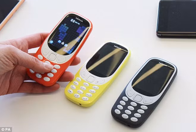 Nokia 3310 sở hữu 4 phiên bản màu: đỏ, vàng, xanh và xám tro với thời lượng pin khủng lên đến 1 tháng (Ảnh: AP). Nokia 3310 sở hữu 4 phiên bản màu: đỏ, vàng, xanh và xám tro với thời lượng pin khủng lên đến 1 tháng (Ảnh: AP).