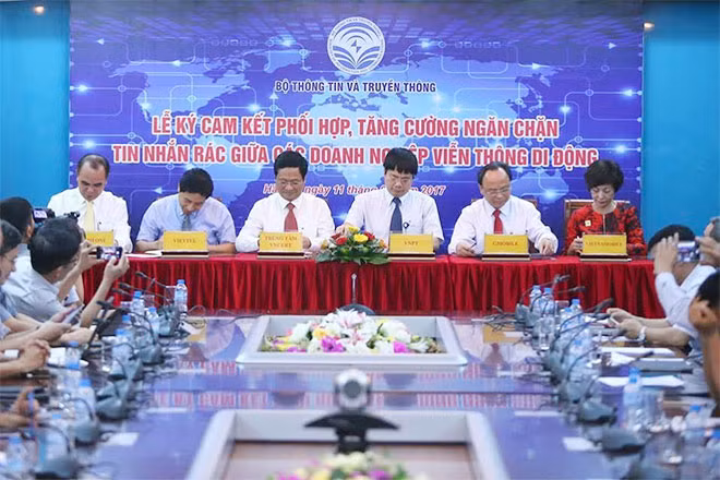5 nhà mạng ký cam kết chặn tin nhắn rác tại Hà Nội ngày 11-5. 5 nhà mạng ký cam kết chặn tin nhắn rác tại Hà Nội ngày 11-5.