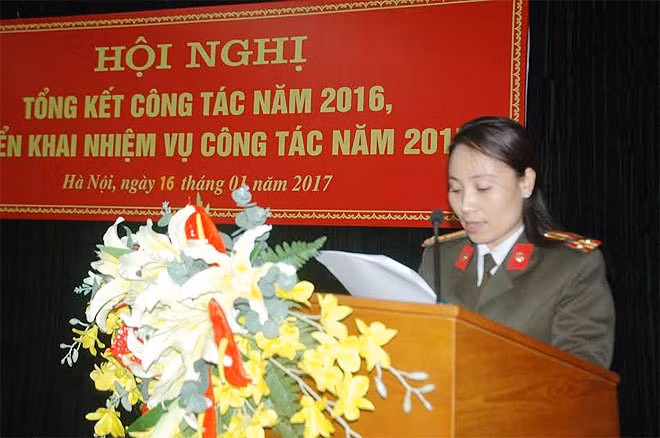 Thượng tá Phạm Thị Oanh, Trưởng phòng Tham mưu phát biểu tham luận tại Hội nghị.