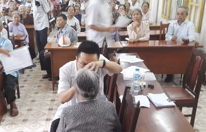 Bác sỹ mắt Bệnh viện 19-8 Bộ Công an thăm khám cho nhân dân huyện Kim Sơn.