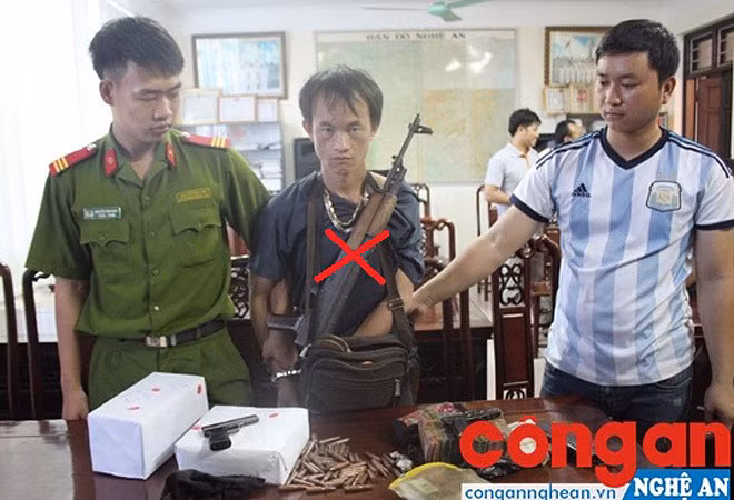 Đối tượng (X) mua bán ma túy trang bị vũ khí "nóng" bị Công an Nghệ An bắt giữ. Ảnh: CTV. Đối tượng (X) mua bán ma túy trang bị vũ khí "nóng" bị Công an Nghệ An bắt giữ. Ảnh: CTV.