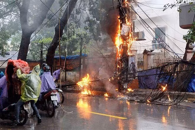 Sau tiếng nổ, tia lửa bắn ra, ngọn lửa bùng lên đốt cháy dây điện.