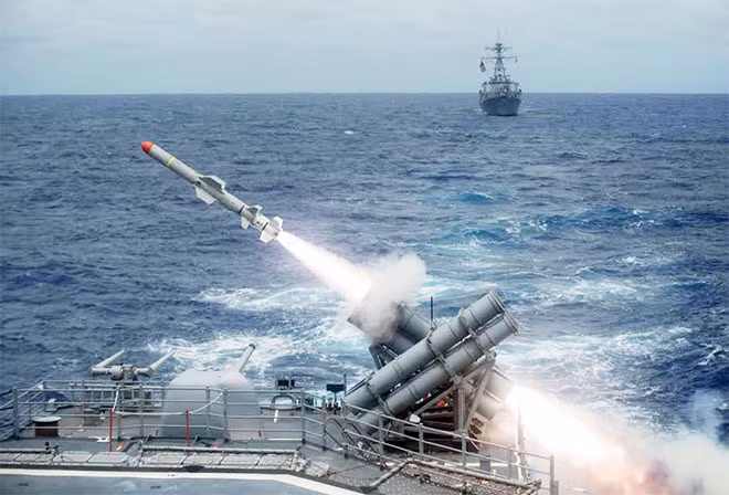 Tên lửa bắn ra từ chiến hạm USS Coronado.