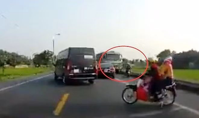 Xe tải đi ngược chiều gây tai nạn khiến 2 người tử vong tại Bắc Giang ngày 2-5.