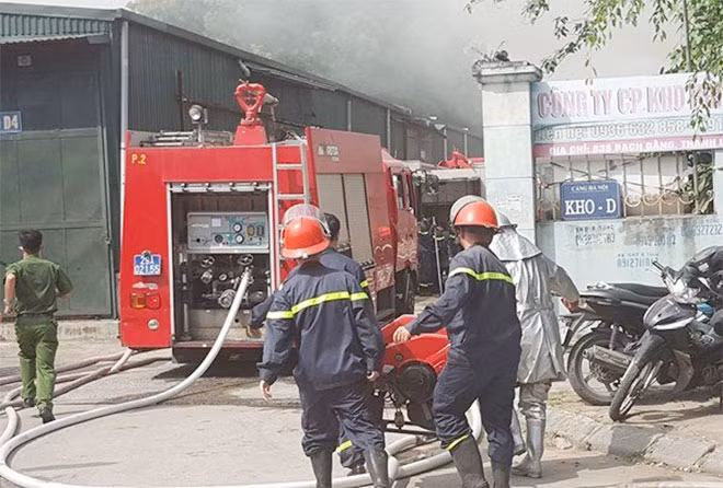 Hàng chục chiến sĩ và 10 xe cứu hỏa được điều động đến hiện trường vụ cháy.