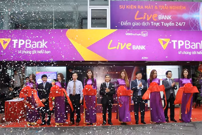 Ra mắt mô hình giao dịch ngân hàng tự động LiveBank. Ra mắt mô hình giao dịch ngân hàng tự động LiveBank.